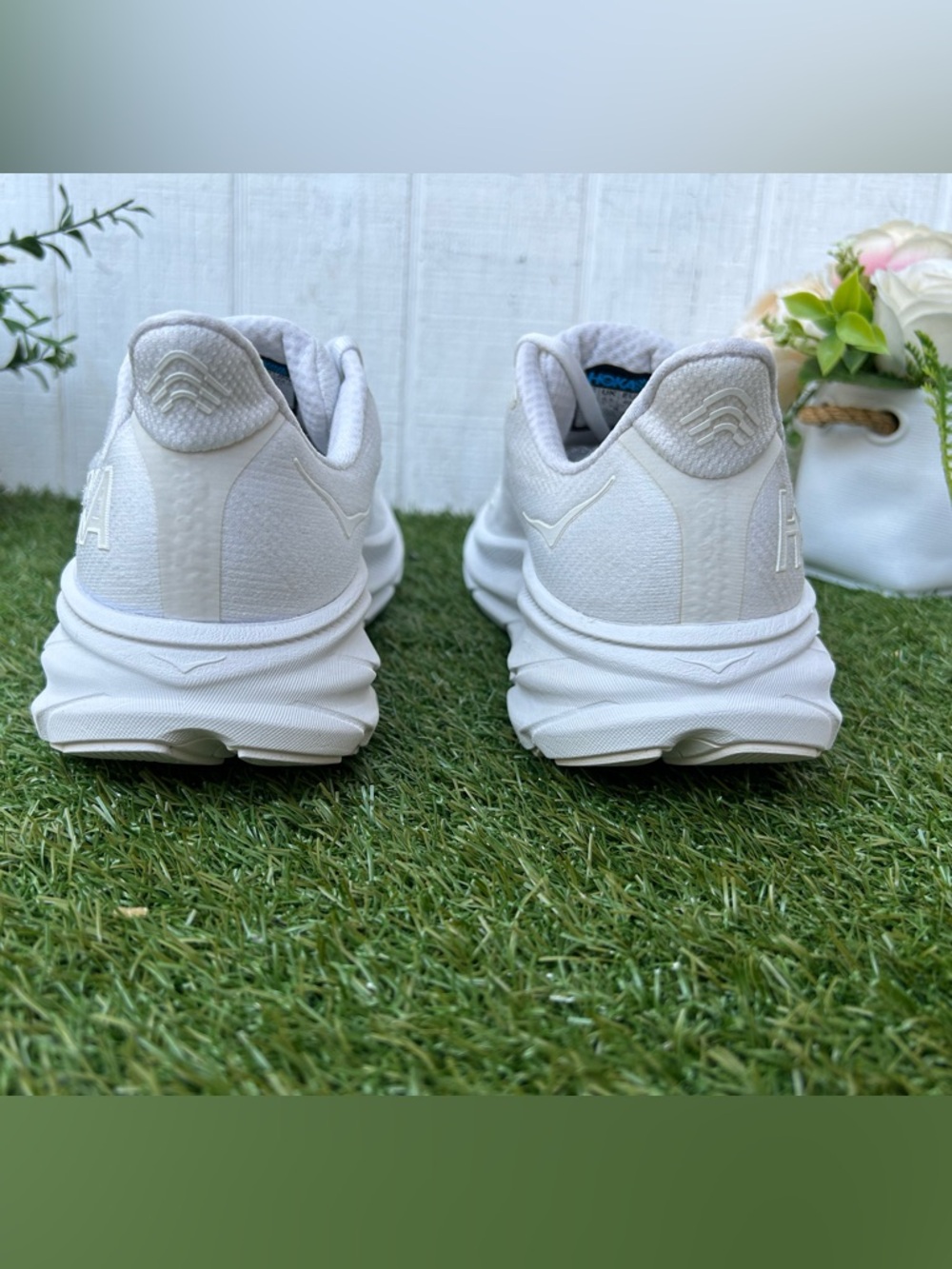 HOKA Clifton 9 EVERYDAY RUNNING women Shoes
size 7.5 White / White gently used - Picture 8 of 16
